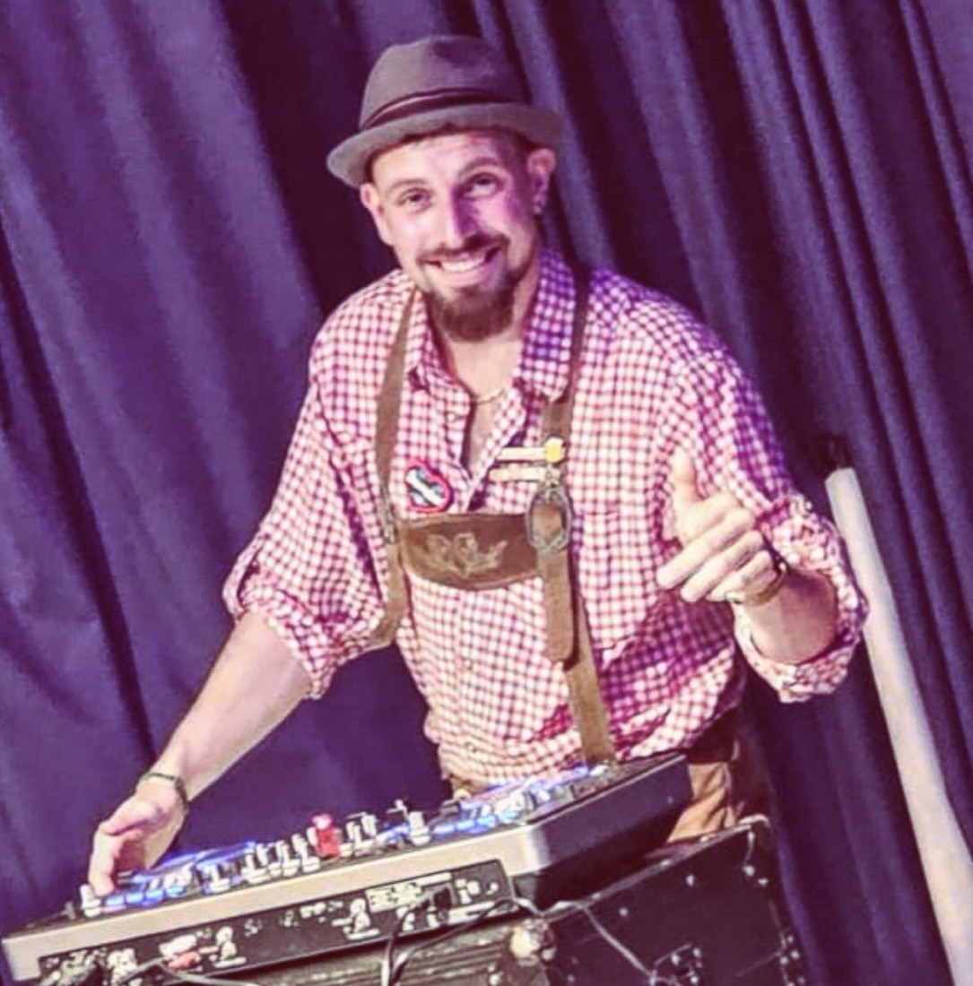 DJ Lio in Lederhosen am Mischpult, Maifest in Hochdorf