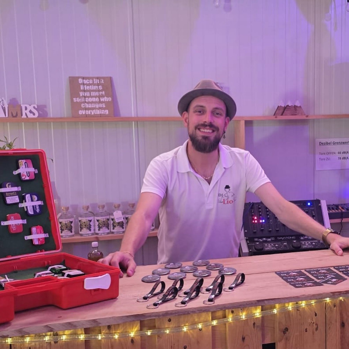DJ Lio am Mischpult auf der Birkenranch in Urswil
